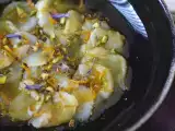 Recept Carpaccio z hrebenatiek s citrusovým vinaigrette a pistáciami, elegantný a ľahko pripraviteľný predkrm.