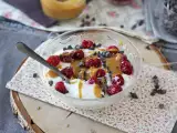 Recept Miska skyr s červeným ovocím, arašidovým maslom a čokoládou