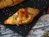 Recept Lodné rolky v tvare pizze plnené paradajkami, šunkou a mozzarellovou omáčkou