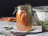Recept Voda s príchuťou grapefruitu a rozmarínu: detoxikačný nápoj bez pridaného cukru