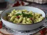 Recept Studené cestoviny s cuketovým pestom, byvolou mozzarellou a sušenými paradajkami