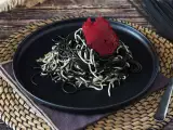 Recept Čierne špagety s cesnakom a guľášom. pasta al nero di seppia