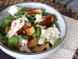 Recept Sladký a slaný šalát s pečenými broskyňami, rukolou a burratou (sladké letné chute)