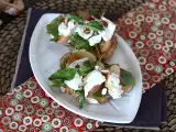 Recept Rukola, pečené broskyne a burrata na toaste: dokonalá sladko-slaná kombinácia!