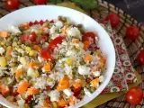 Recept Vegetariánsky ryžový šalát: feta, kukurica, mrkva, hrášok, cherry paradajky a mäta