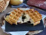 Recept Sendvič so zemiakovými vafľami a raclette, dokonalé pohodlné jedlo