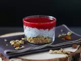 Recept Verrines z chia pudingu s kokosovým mliekom, malinami a granolou