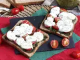 Recept Bruschetta s pestom, cherry paradajkami a syrom mozzarella