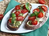 Recept Sendviče s čerstvým syrom, pestom a cherry paradajkami