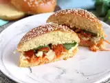 Recept Marinovaný kurací sendvič so šalátom, paradajkami a bazalkou