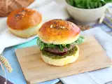 Recept Burger v talianskom štýle: omáčka pesto, sušené paradajky, mozzarella
