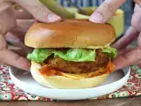 Recept Burger s kuracím mäsom obaleným v kórejskom štýle: chrumkavý, pikantný a mimoriadne lahodný