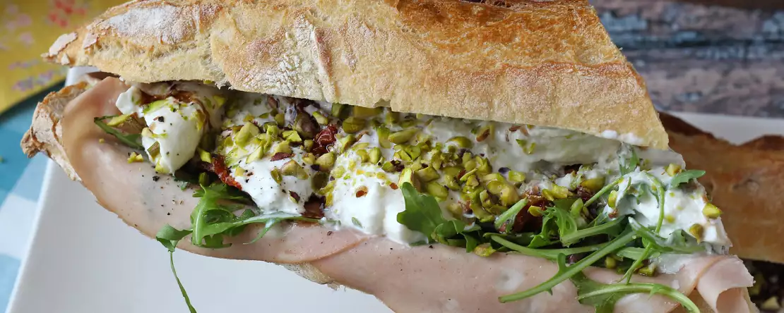 Gurmánsky taliansky sendvič s mortadelou a syrom burrata