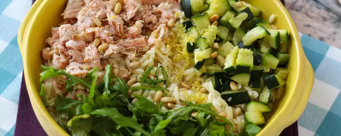 Cestovinový šalát orzo s lososom a cuketou