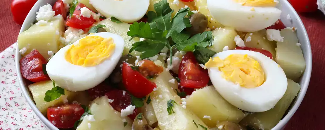Zemiakový šalát s feta syrom, vajcom a cherry paradajkami