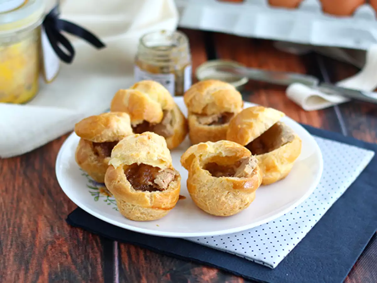 Recept Pečivo choux s foie gras a konfitovanou cibuľou