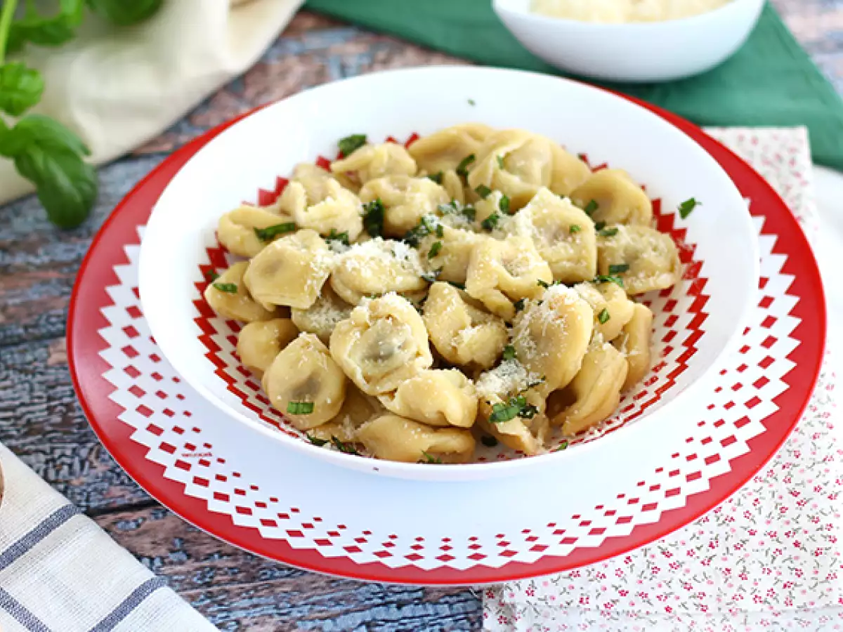 Recept Tortellini s parmezánom, šunkou a bazalkou