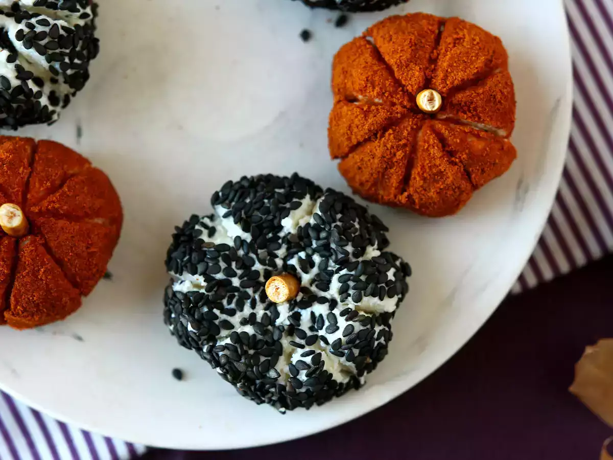Recept Aperitívna syrová nátierka v tvare tekvice, ideálna na halloween!