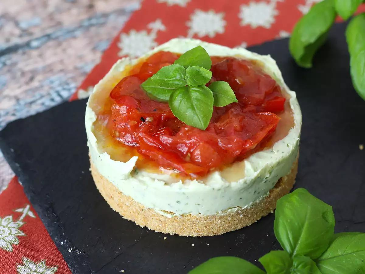 Recept Jednoporciový slaný tvarohový koláč s bazalkou a cherry paradajkami: chutný nápad na bufety a aperitívy