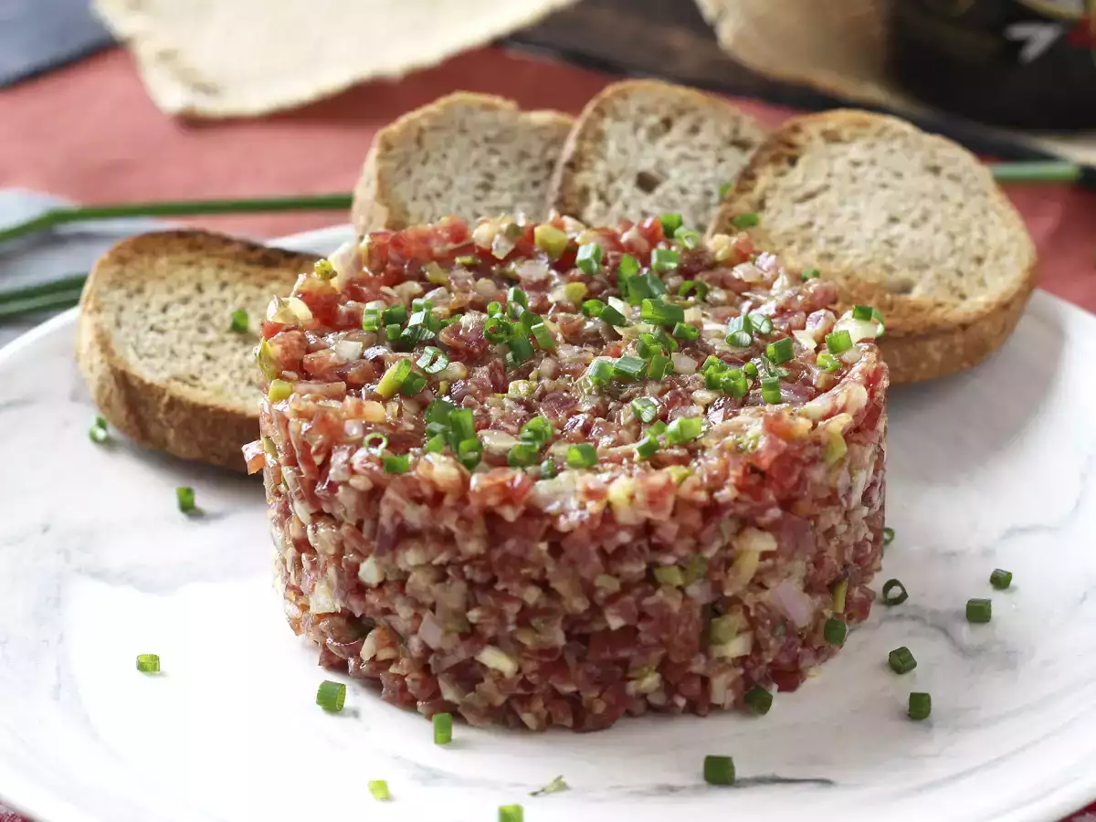 Recept Tartar de fuet: expresná verzia klasického tatarského bifteku