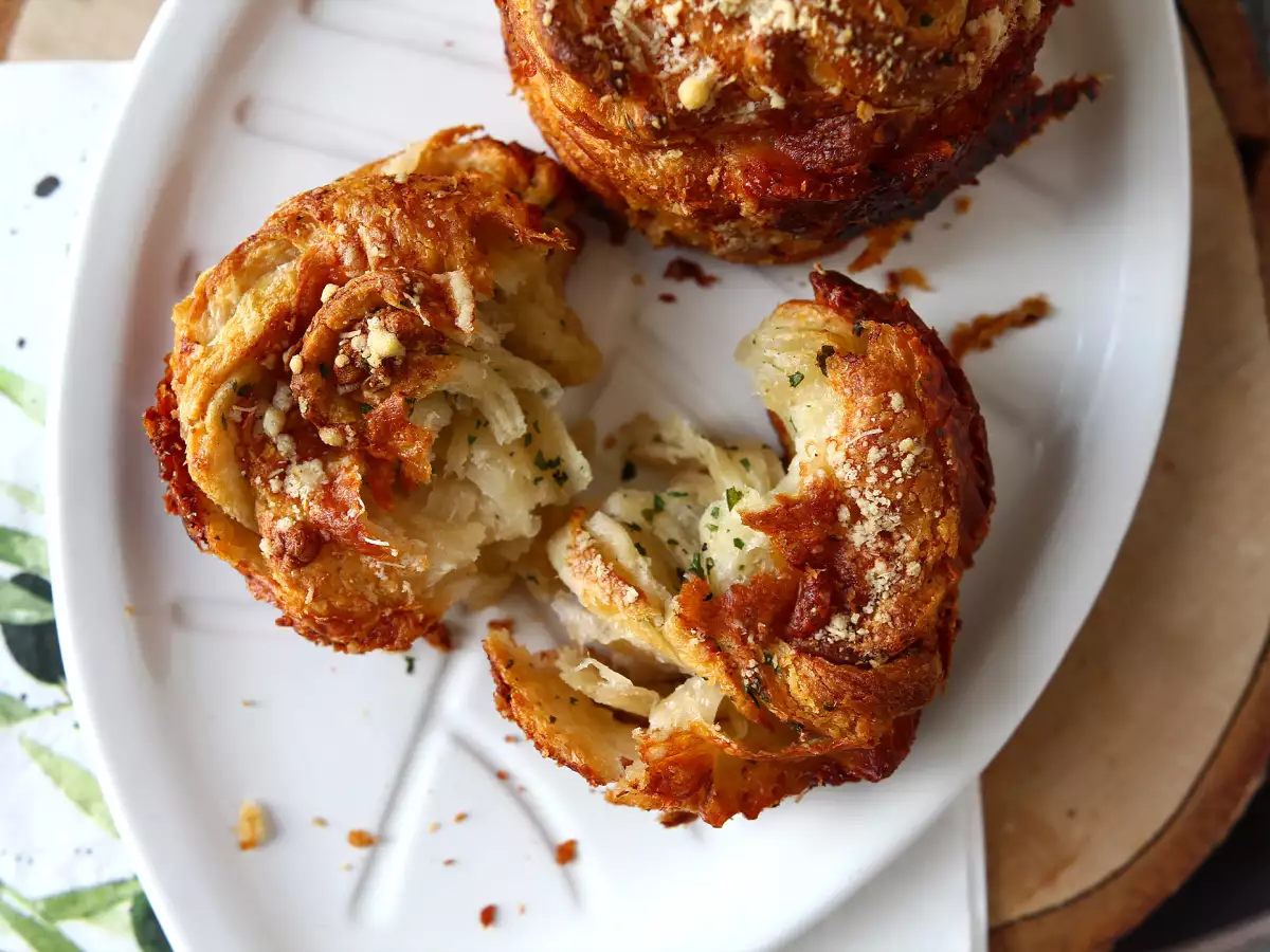 Recept Cruffins, kombinácia croissantu a muffinu, v tomto prípade solené s parmezánom a mozzarellou.