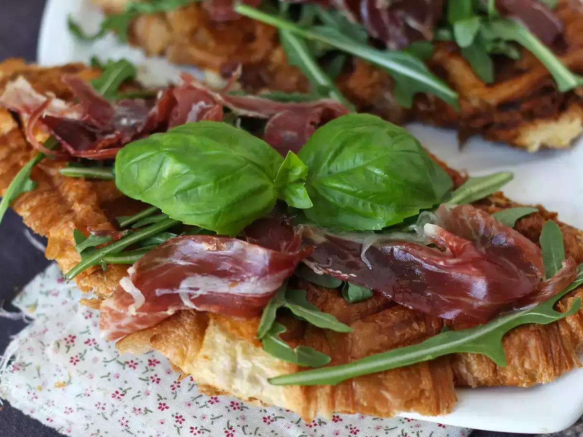 Recept Croffle, vafľový croissant s figovým džemom, kozím syrom a iberskou sušenou šunkou