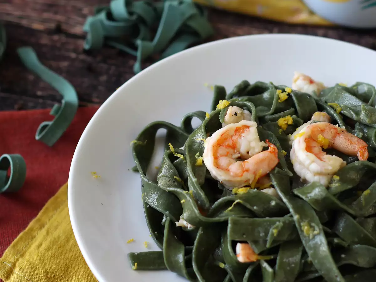 Recept Spirulinové cestoviny s krevetami a citrónom: prvý chod bohatý na živiny s jedinečnou chuťou
