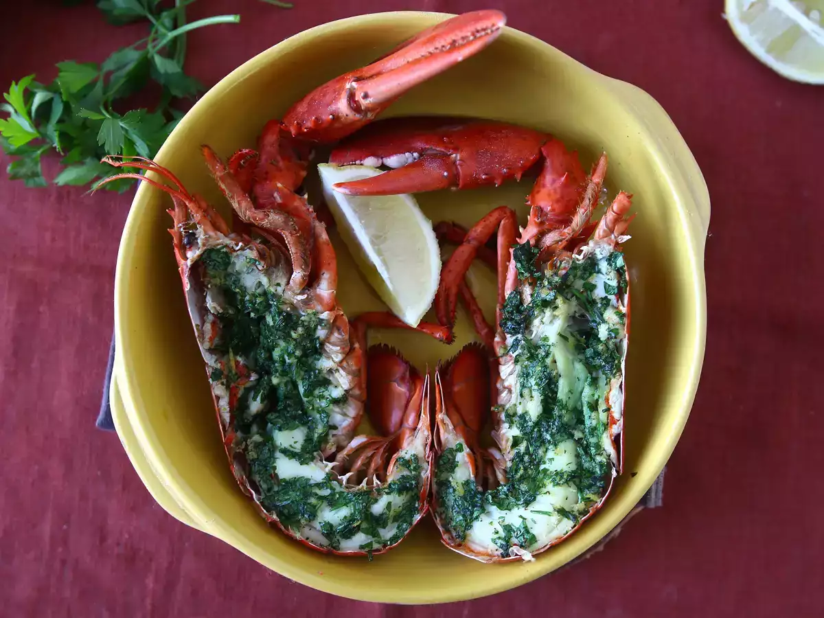 Recept Pečený homár s petržlenovou vňaťou a citrónom: jednoduchosť a rafinovanosť pri stole.