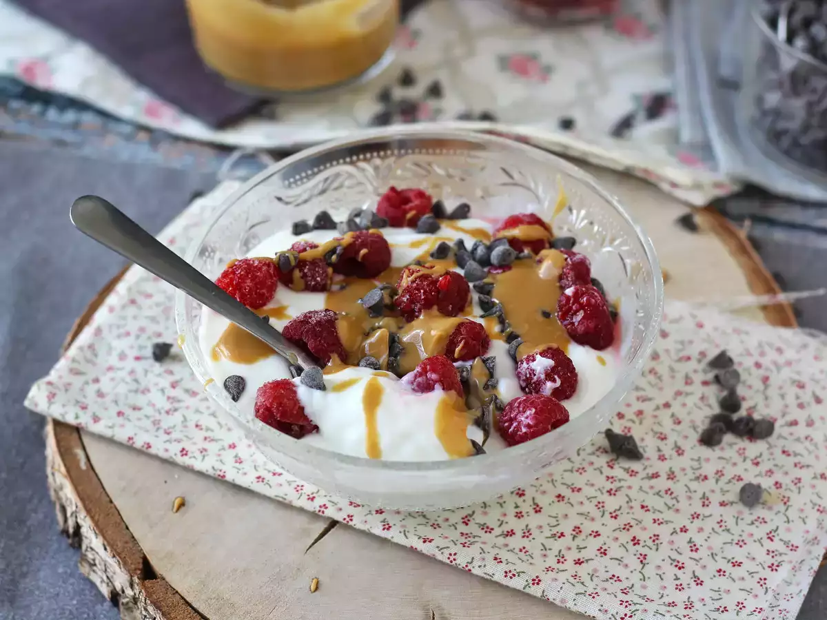 Recept Miska skyr s červeným ovocím, arašidovým maslom a čokoládou