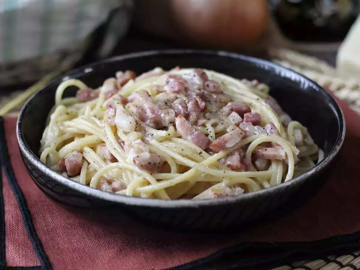 Recept Cestoviny so slaninou: jednoduché, lacné a krémové