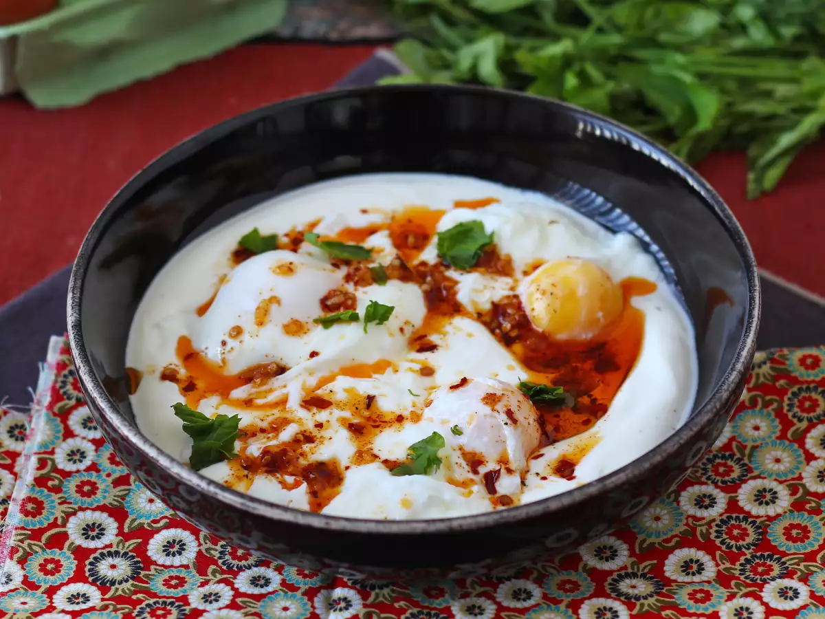 Recept Vajíčka na turecký spôsob na jogurtovom základe s pikantným olejom - çilbir