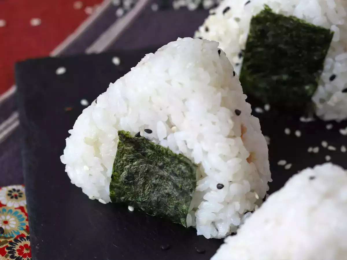 Recept Tuniakové onigiri, malý japonský trojuholníkový sendvič s ryžou - おにぎり