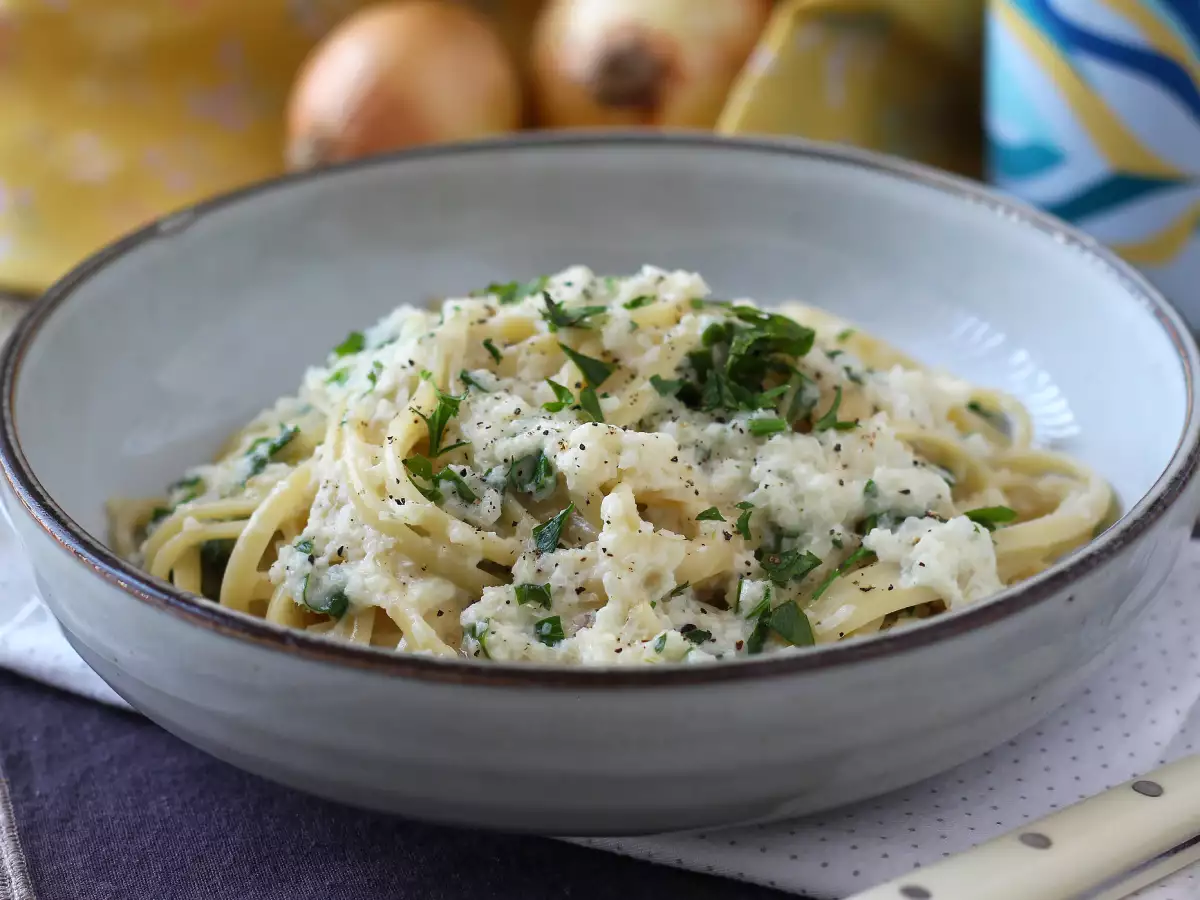 Recept Krémové cibuľové cestoviny: chutný a super lacný prvý chod!