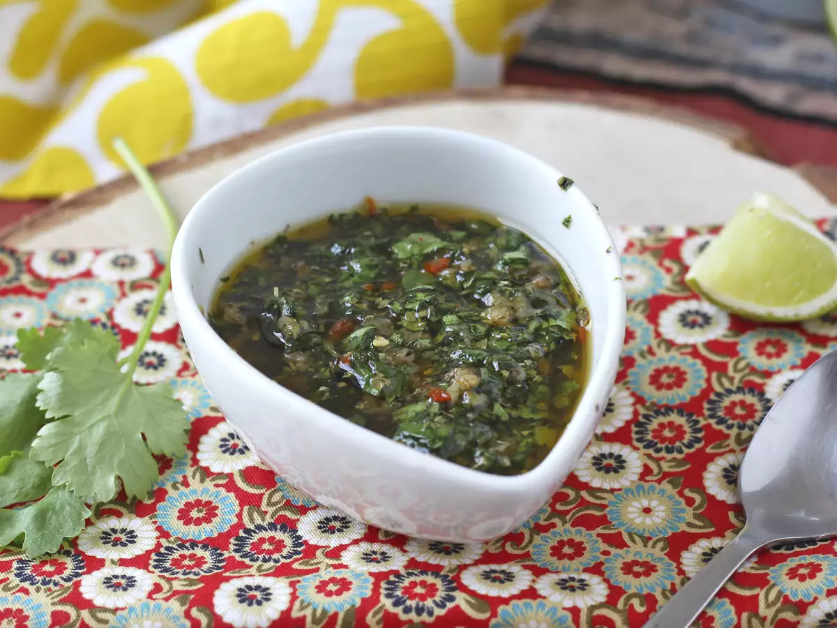 Recept Omáčka chimichurri: dokonalý doplnok k pečeniu a grilovaniu.