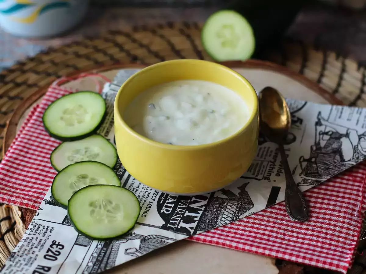 Recept Grécky jogurt, uhorka a cibuľová omáčka