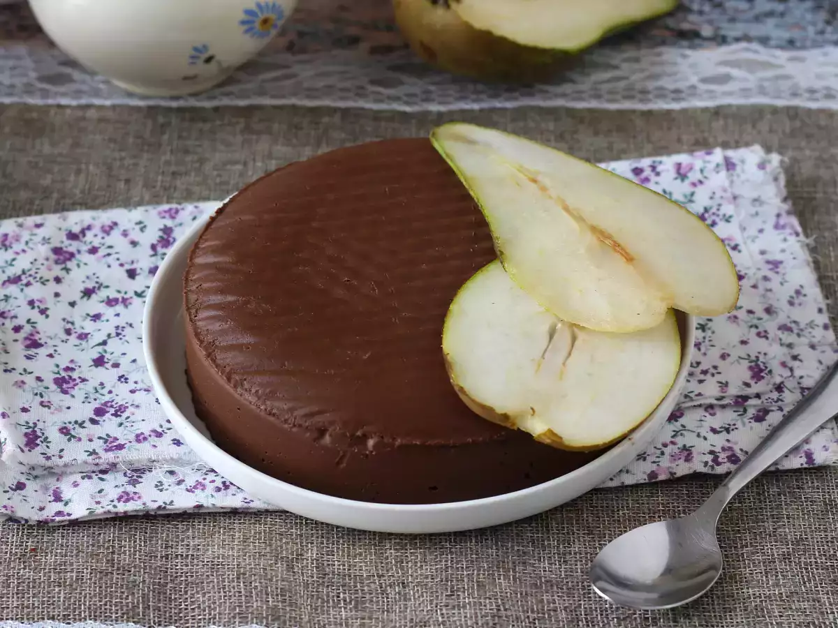Recept Čokoládový hruškový fondán, super jednoduchý dezert, ktorý si pripravíte len z 2 ingrediencií!