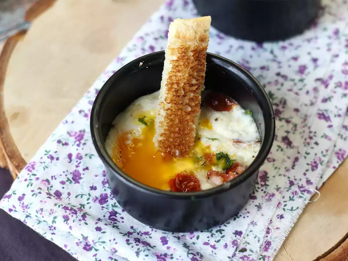 Recept Zapekané vajcia s kozím syrom a sušenými paradajkami vo fritéze!