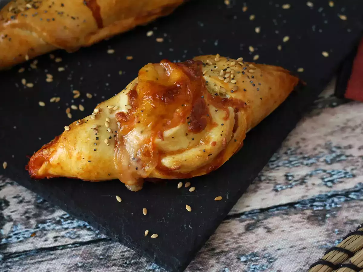 Recept Lodné rolky v tvare pizze plnené paradajkami, šunkou a mozzarellovou omáčkou
