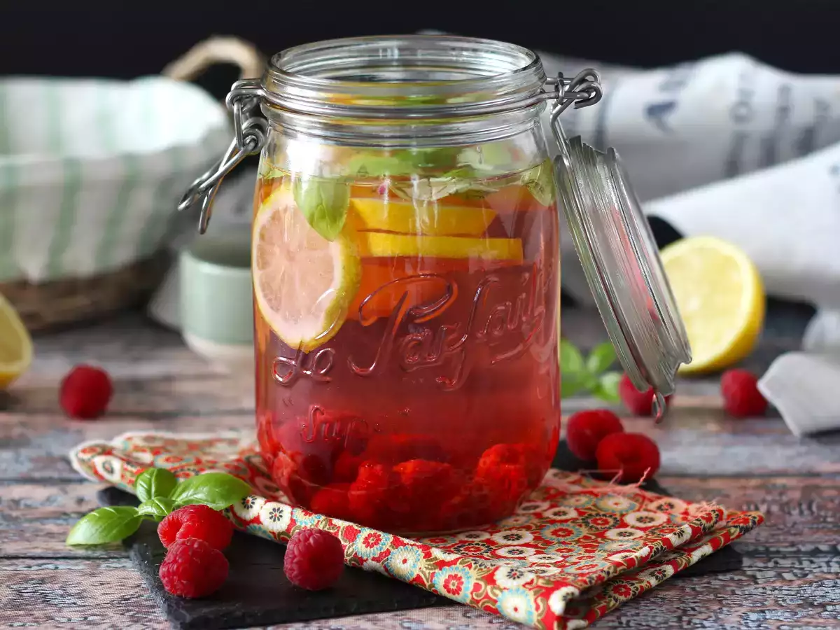 Recept Voda s príchuťou citróna, bazalky a malín