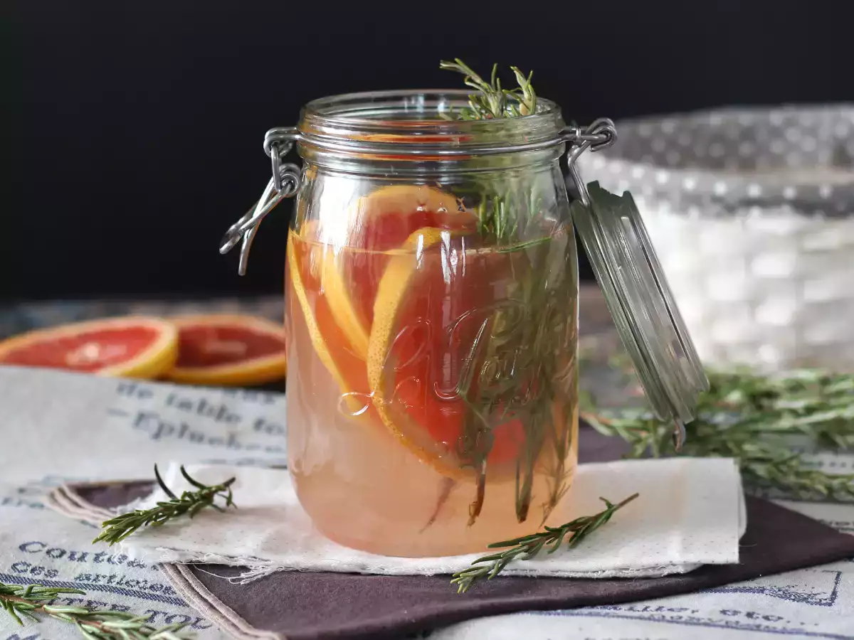 Recept Voda s príchuťou grapefruitu a rozmarínu: detoxikačný nápoj bez pridaného cukru