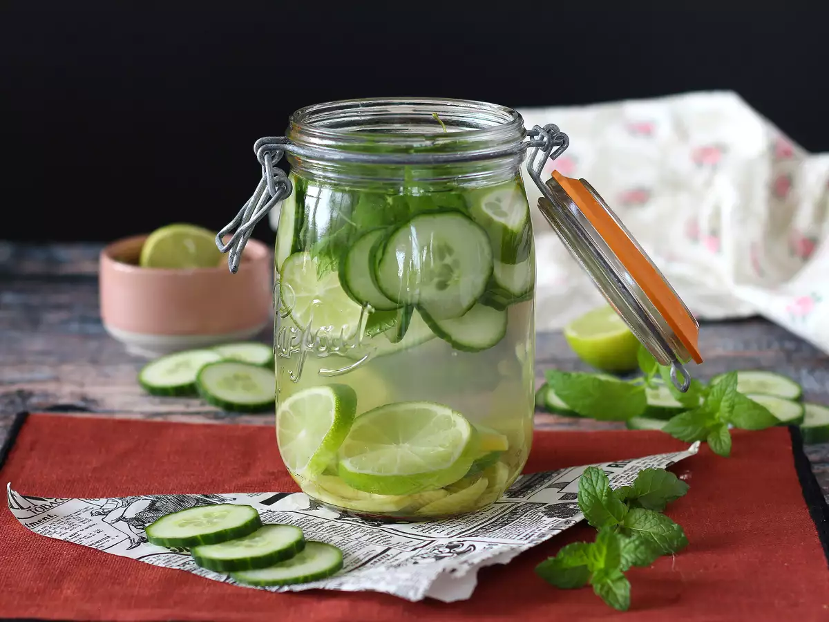 Recept Voda s príchuťou uhorky, limetky, mäty a zázvoru