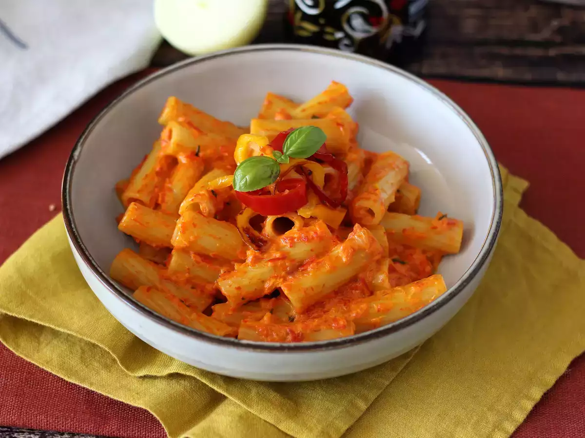 Recept Cestoviny s paprikou a philadelfiou: krémové, rýchle a chutné