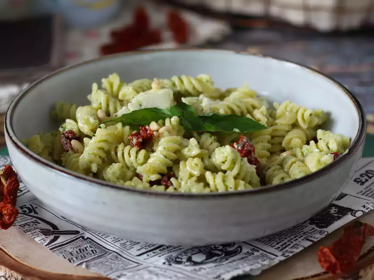 Recept Studené cestoviny s cuketovým pestom, byvolou mozzarellou a sušenými paradajkami