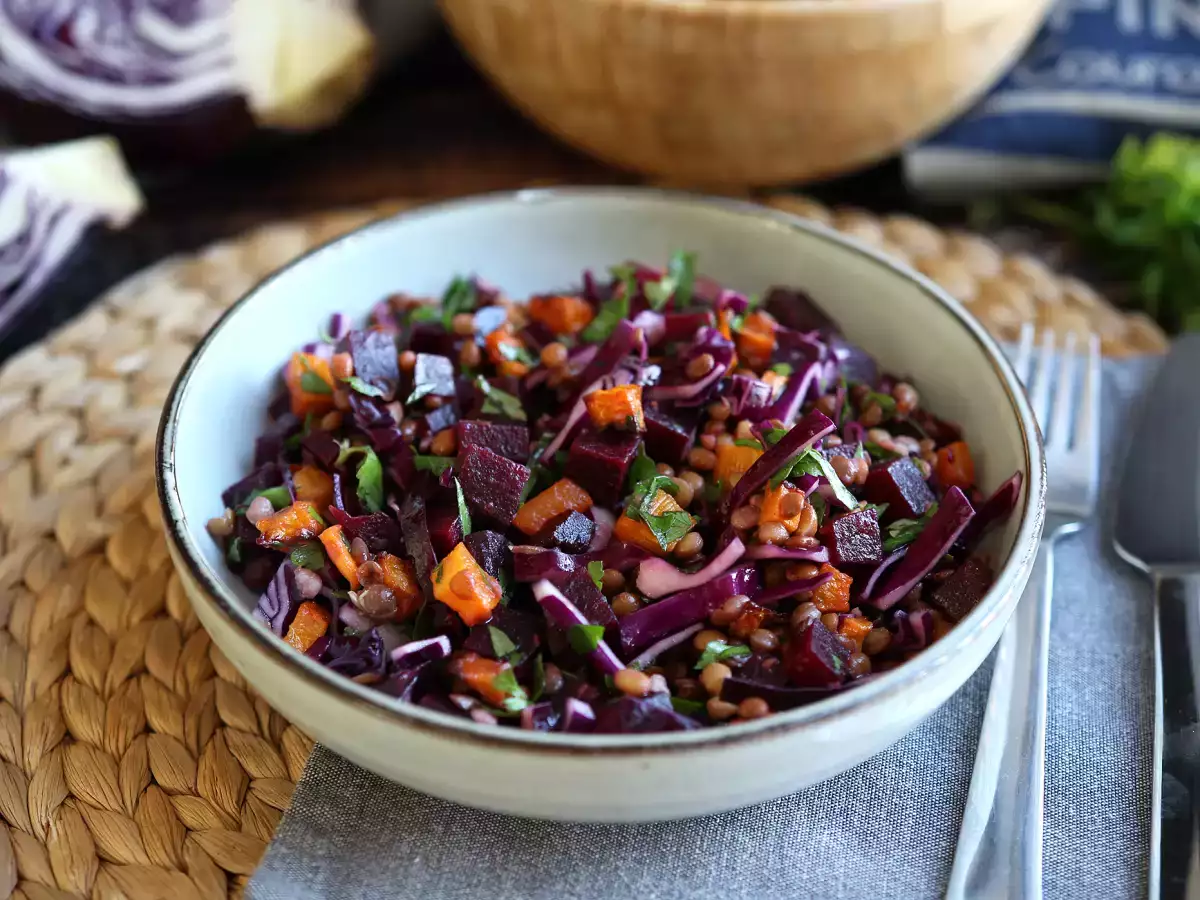 Recept Šalát zo šošovice, maslového orecha, červenej kapusty, červenej repy a petržlenu (ideálny na jeseň/zimu)