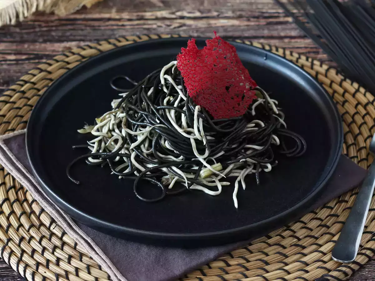 Recept Čierne špagety s cesnakom a guľášom. pasta al nero di seppia