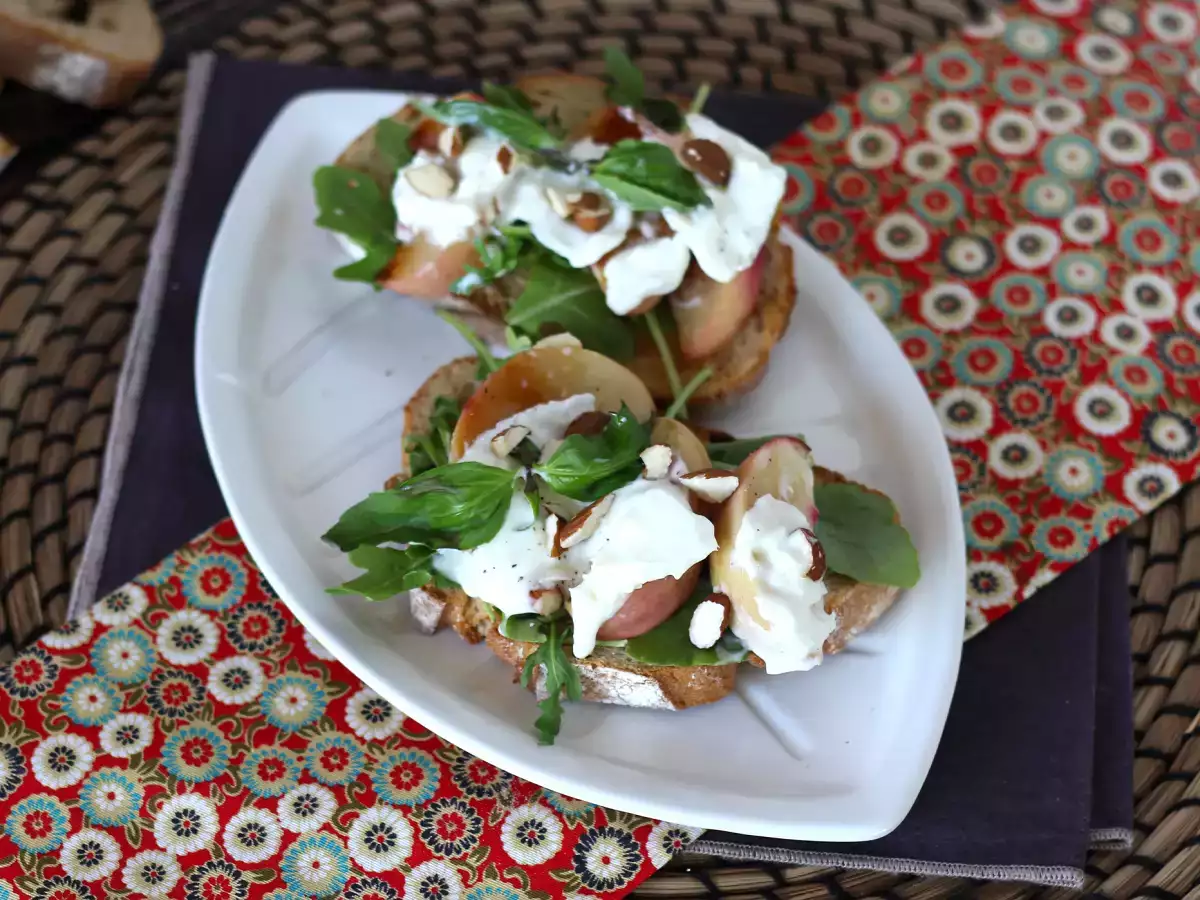 Recept Rukola, pečené broskyne a burrata na toaste: dokonalá sladko-slaná kombinácia!