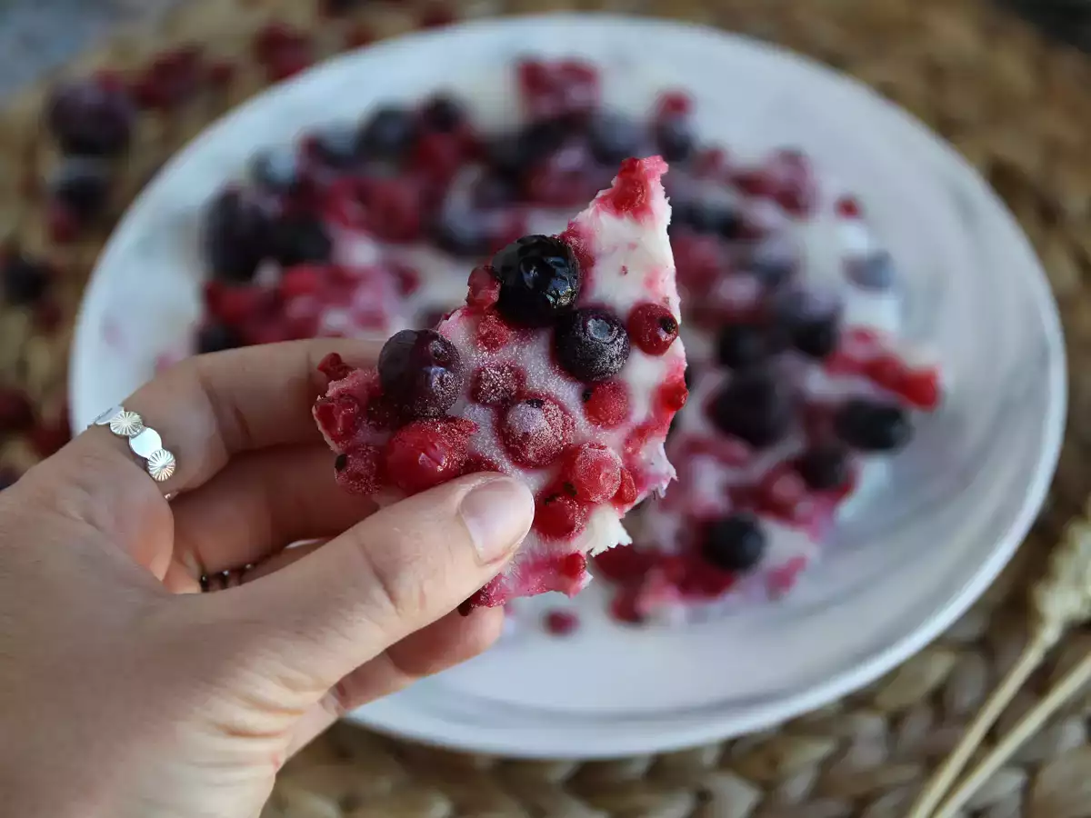 Recept Mrazené jogurtové tyčinky s červeným ovocím