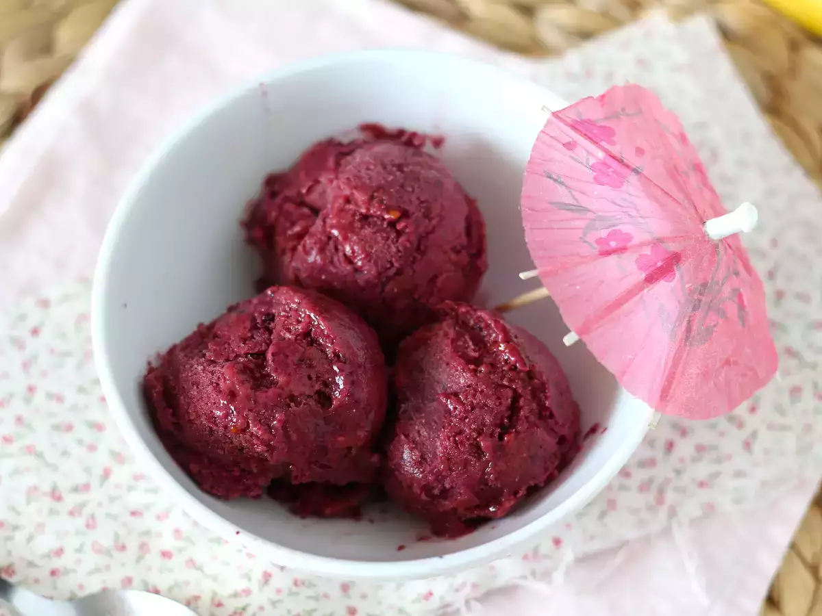Recept Vegánska červená ovocná zmrzlina: pekný krémový banán, super jednoduchá výroba!