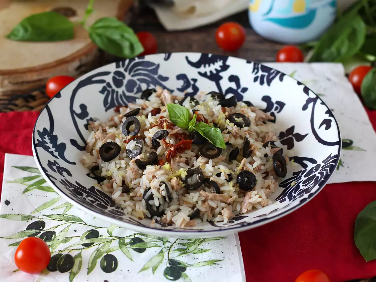 Recept Stredomorský ryžový šalát: tuniak, olivy, sušené paradajky a citrón