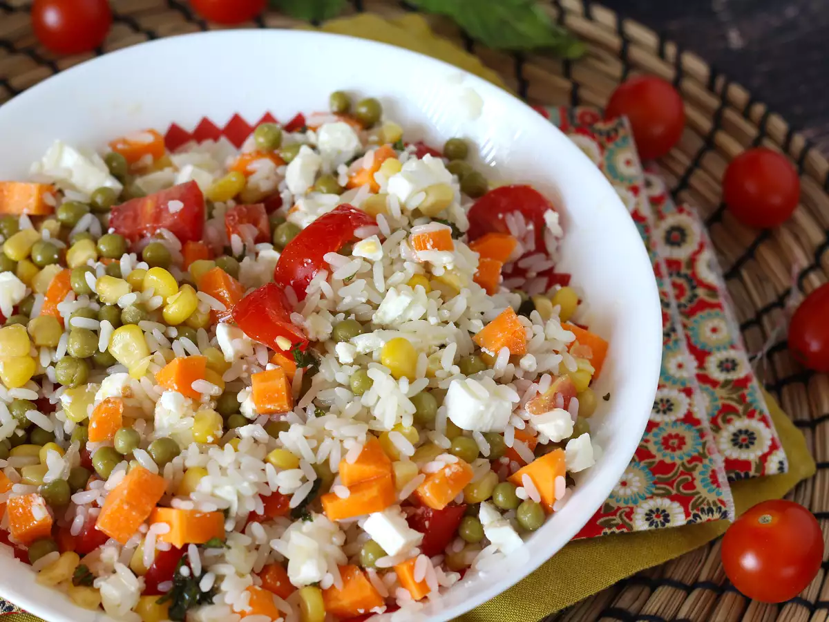 Recept Vegetariánsky ryžový šalát: feta, kukurica, mrkva, hrášok, cherry paradajky a mäta